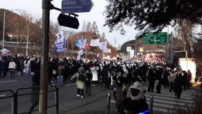 남태령 경찰차벽 치운 사당역 실시간 근황